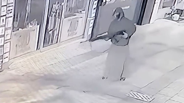 Etek giyip yüzünü kapattı, iş yerini kurşunladı