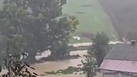 Şiddetli sağanak sele dönüştü: Yol ulaşıma kapandı