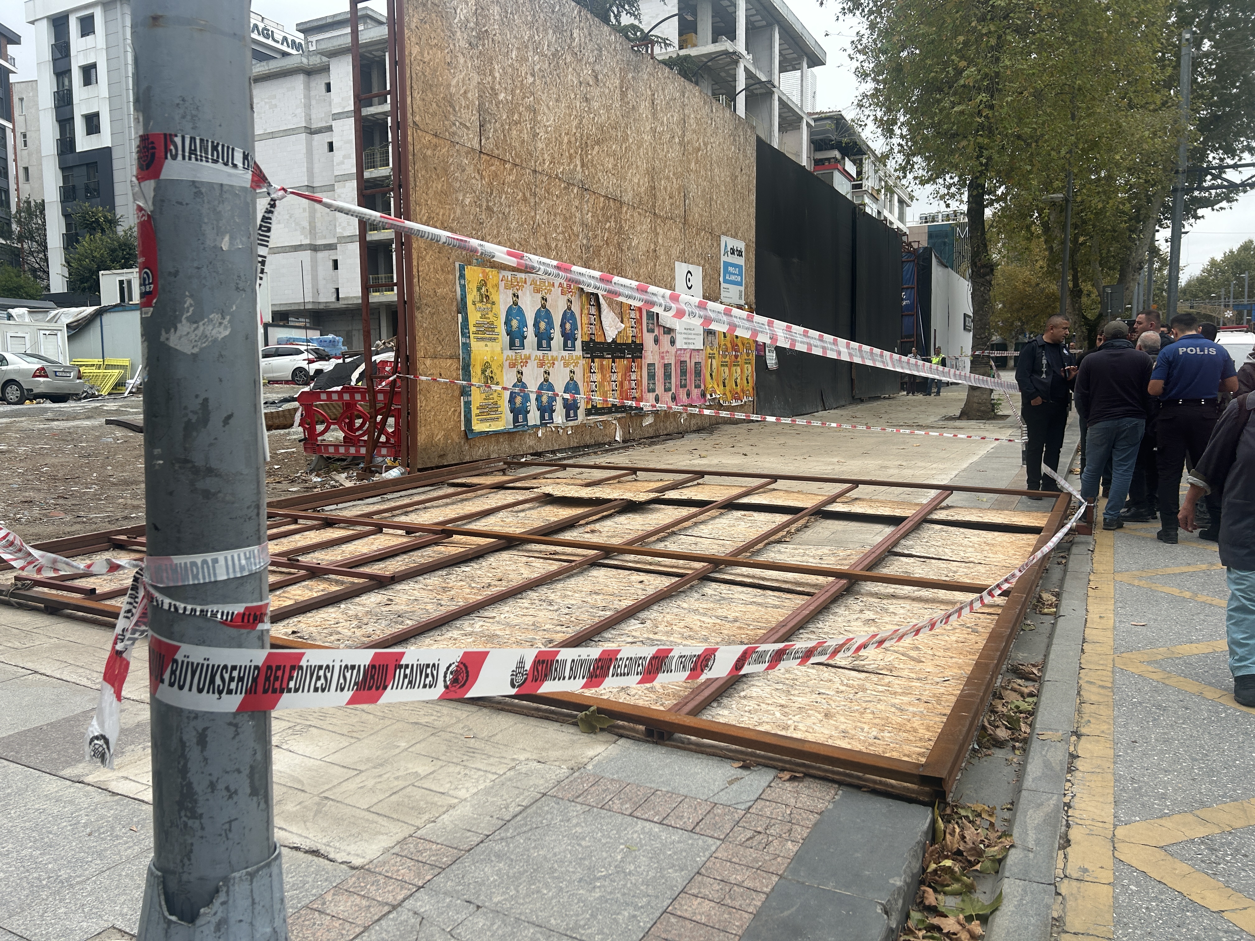 Bağdat Caddesi'nde bir şantiyenin koruma panosu yayaların üzerine devrildi