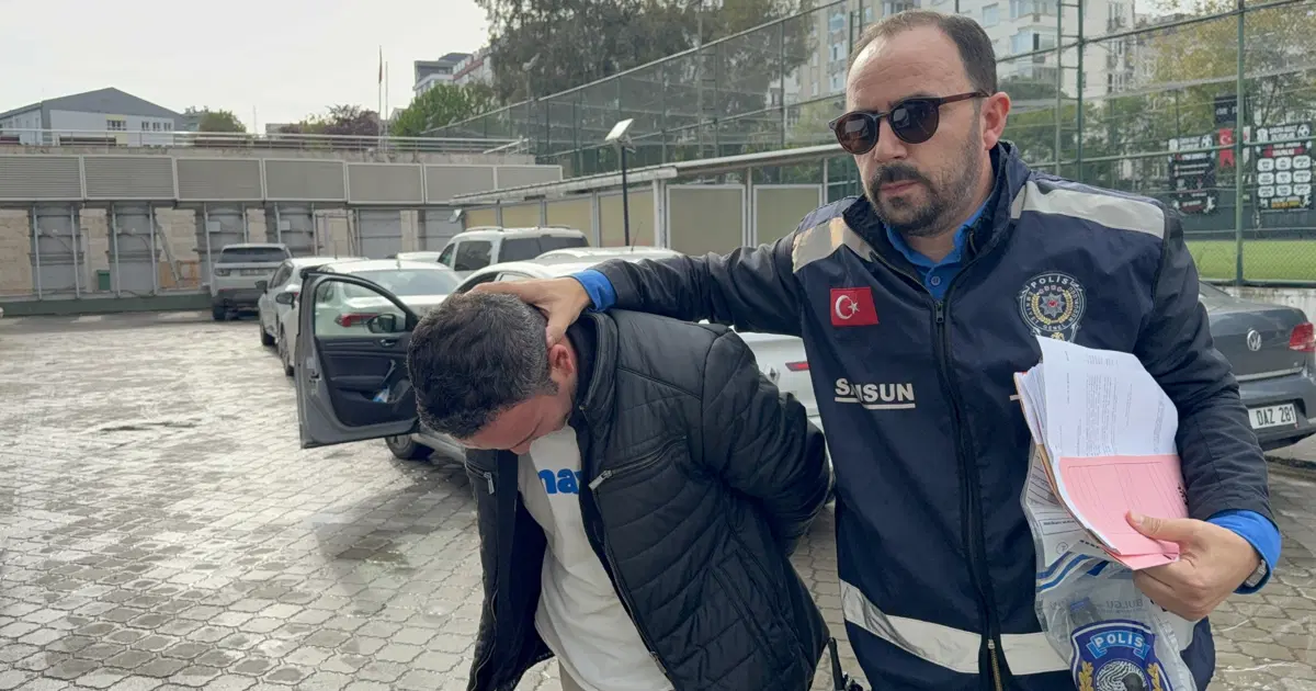 Pencereden eve girip bıçak tehdidiyle cüzdan gasp etti