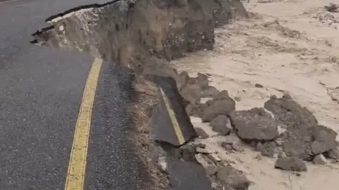 Sakarya Geyve’de sağanak alarmı: Hızlı akan sular yolu çökertti