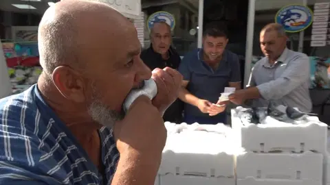Fiyatı 100 liraya düştü. Sevinçten çiğ çiğ yedi
