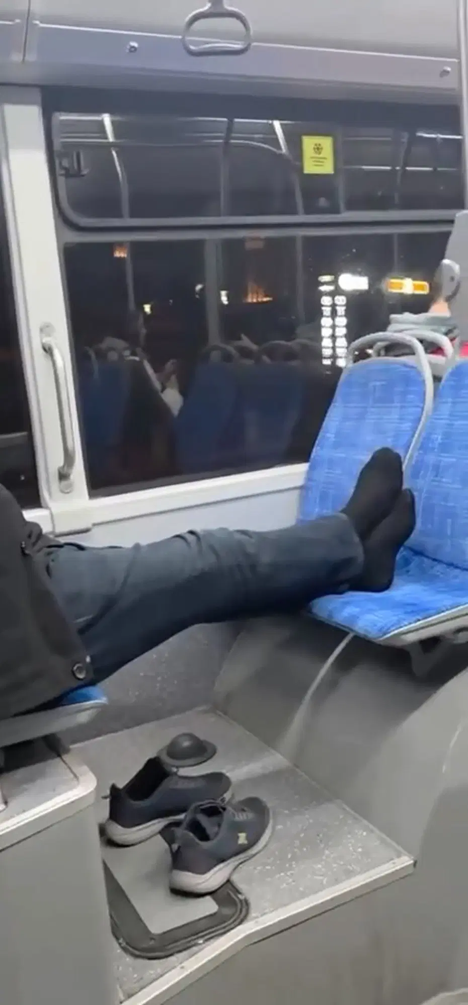 Otobüste ayakkabılarını çıkarıp seyahat etti, rahatlığı pes dedirtti