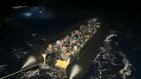 İHA tespit etti: Lastik bottaki 34 düzensiz göçmen yakalandı