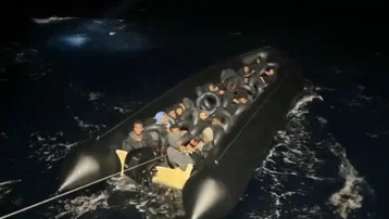 İHA tespit etti: Lastik bottaki 34 düzensiz göçmen yakalandı