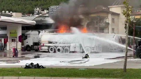 Akaryakıt istasyonunda tanker patladı, yangın yanındakine de sıçradı