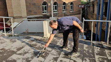 Kasap ile karga arasında sıra dışı dostluk. Dükkanın maskotu oldu