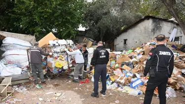 Çöp ev operasyonu: 8 kamyon atık çıkarıldı