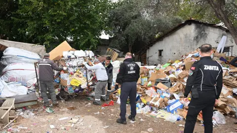Günün notu | Çöp ev operasyonu: 8 kamyon atık çıkarıldı