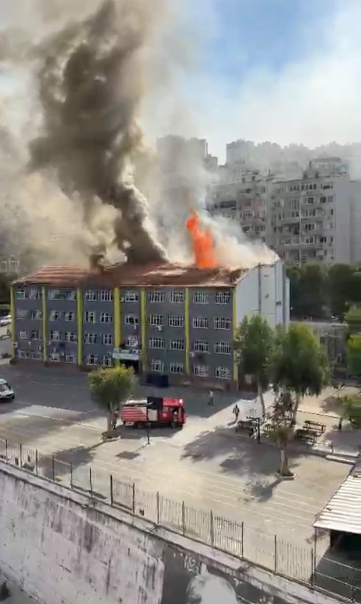 İzmir'de ortaokul çatısında yangın. Ekiplerin müdahalesi sürüyor