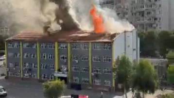 İzmir'de ortaokul çatısında yangın. Ekiplerin müdahalesi sürüyor