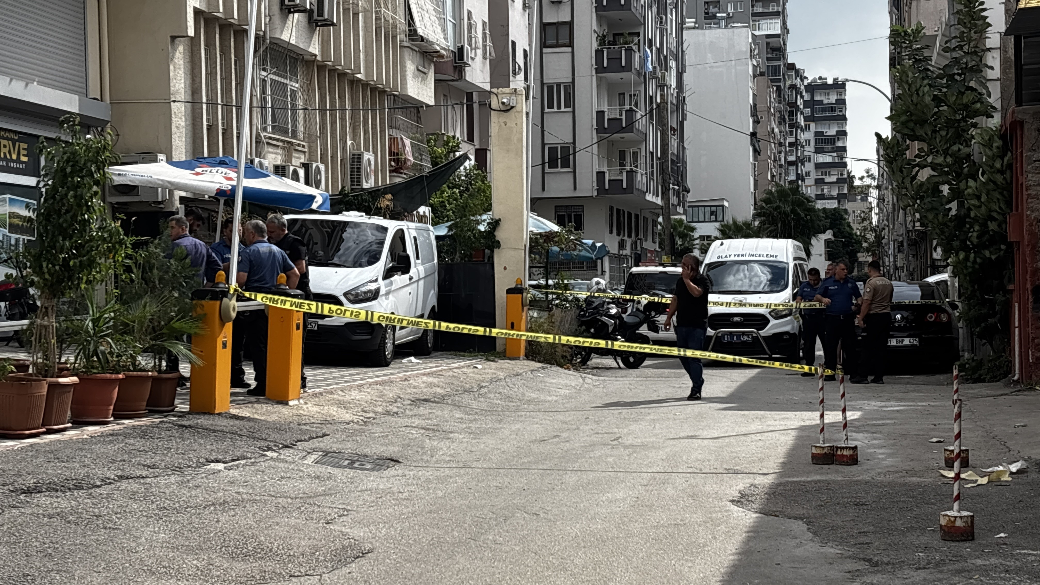 İş yerinin önünde silahlı saldırıya uğradı. 1 ölü, 1 yaralı
