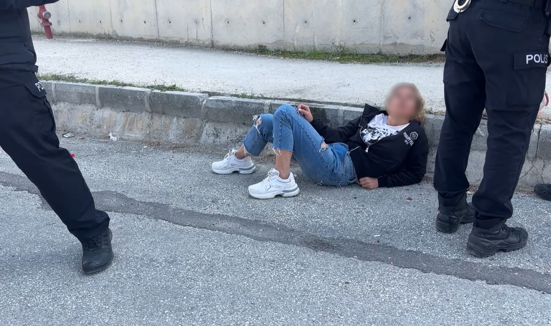 Araçların önüne atladı, müdahale eden polislere direndi