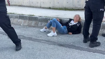 Araçların önüne atladı, müdahale eden polislere direndi