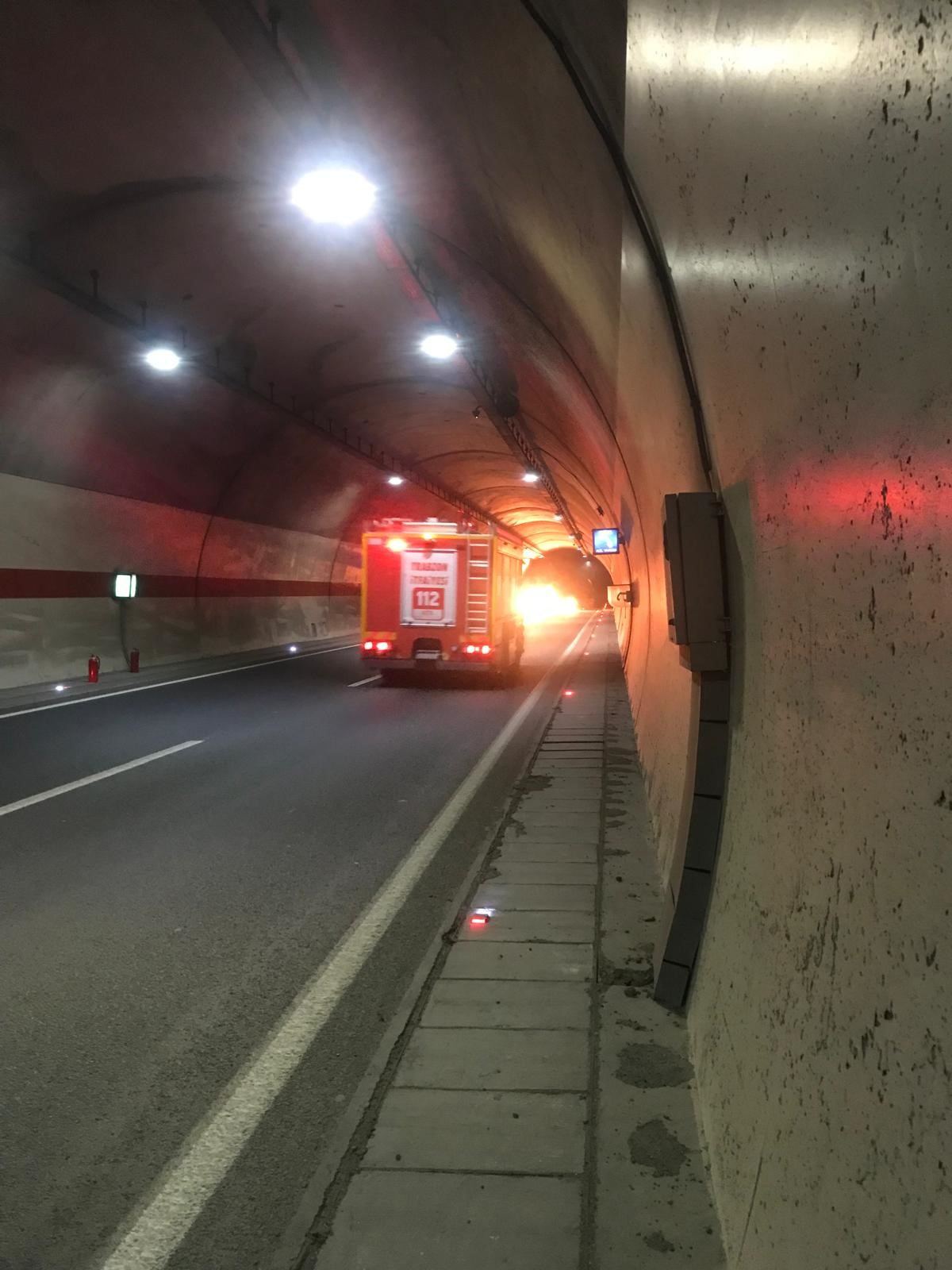 Trabzon Maçka'daki tünelde beton mikseriyle çarpışan otomobil alev aldı