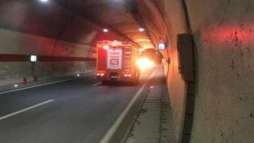 Trabzon Maçka'daki tünelde beton mikseriyle çarpışan otomobil alev aldı