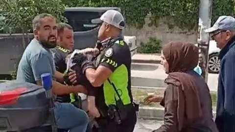 Polis, bilinci kapanan bebeği motosikletle hastaneye yetiştirdi