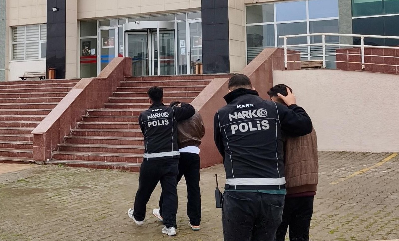 Kars'ta uyuşturucu operasyonu. 2 şüpheli tutuklandı