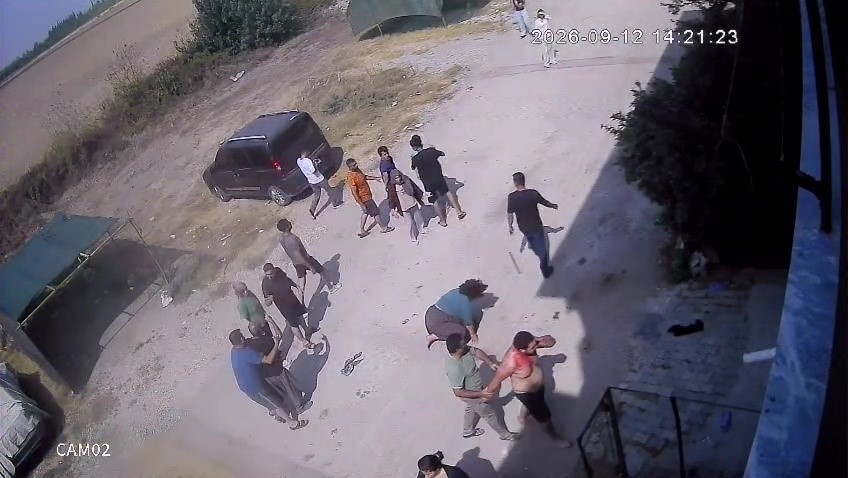 Çocukların gürültüsüyle başlayan tartışma zincirli, keserli kavgaya dönüştü