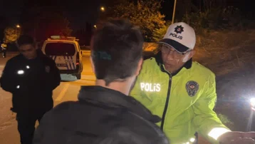 Alkollü sürücü polisi çileden çıkardı: "Ben seyir halinde değilim"