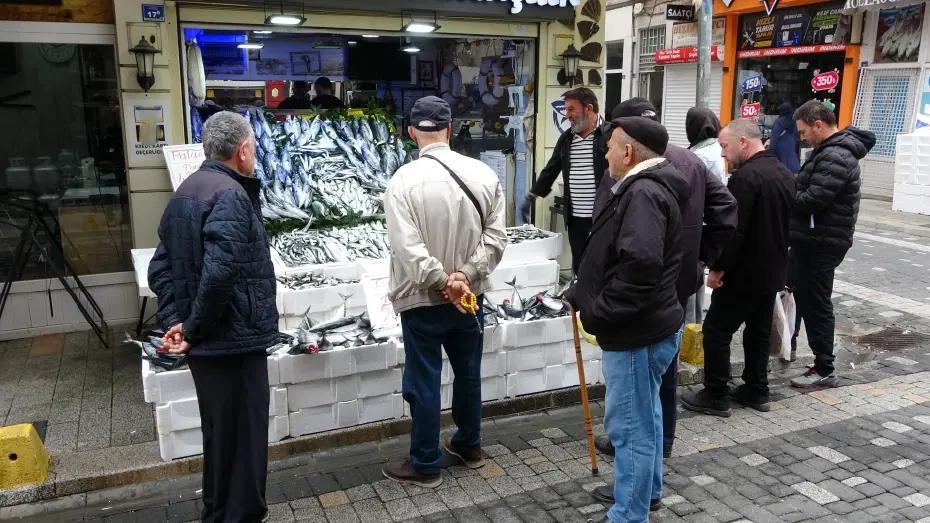 900 gram 50 lira, denizden fışkırdı. Tezgah önünde kuyruk oldu, yirmişer tane alıyorlar