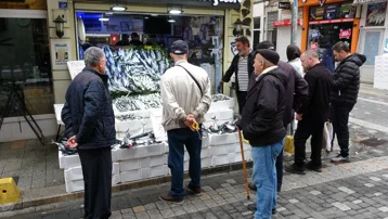 900 gram 50 lira, denizden fışkırdı. Tezgah önünde kuyruk oldu, yirmişer tane alıyorlar