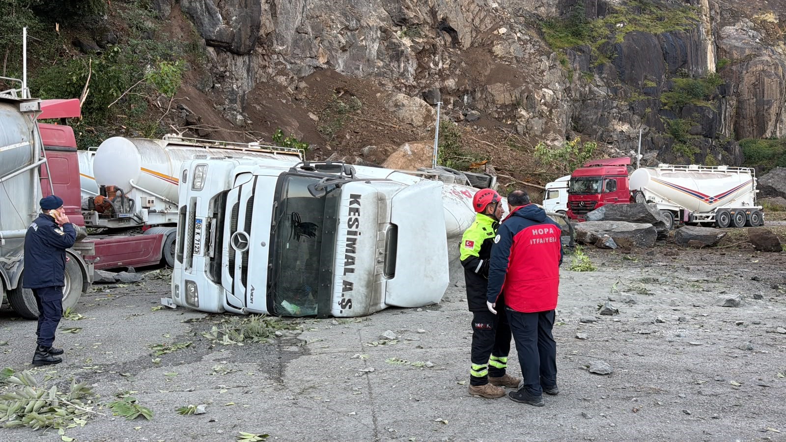 Hopa'da TIR parkında heyelan. 1 kişi hayatını kaybetti