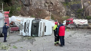 Hopa'da TIR parkında heyelan. 1 kişi hayatını kaybetti
