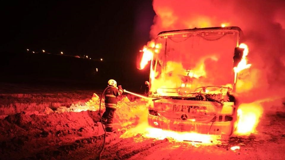 Seyir halindeki yolcu otobüsü alev alev yandı