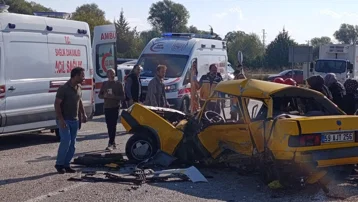 Konya'da otomobil ile hafif ticari araç çarpıştı. 3 ölü