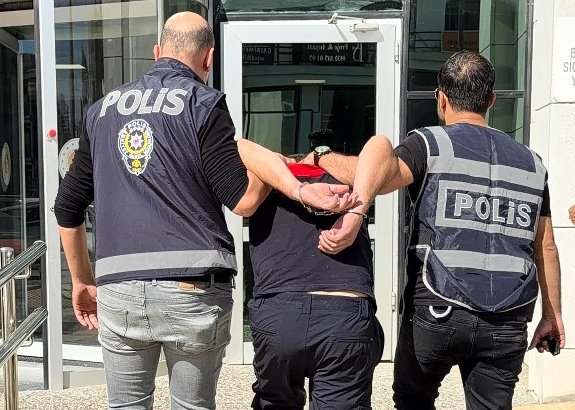 İtfaiyeci eski sevgilisinin evini kundakladı. Genç kadın ağır yaralı