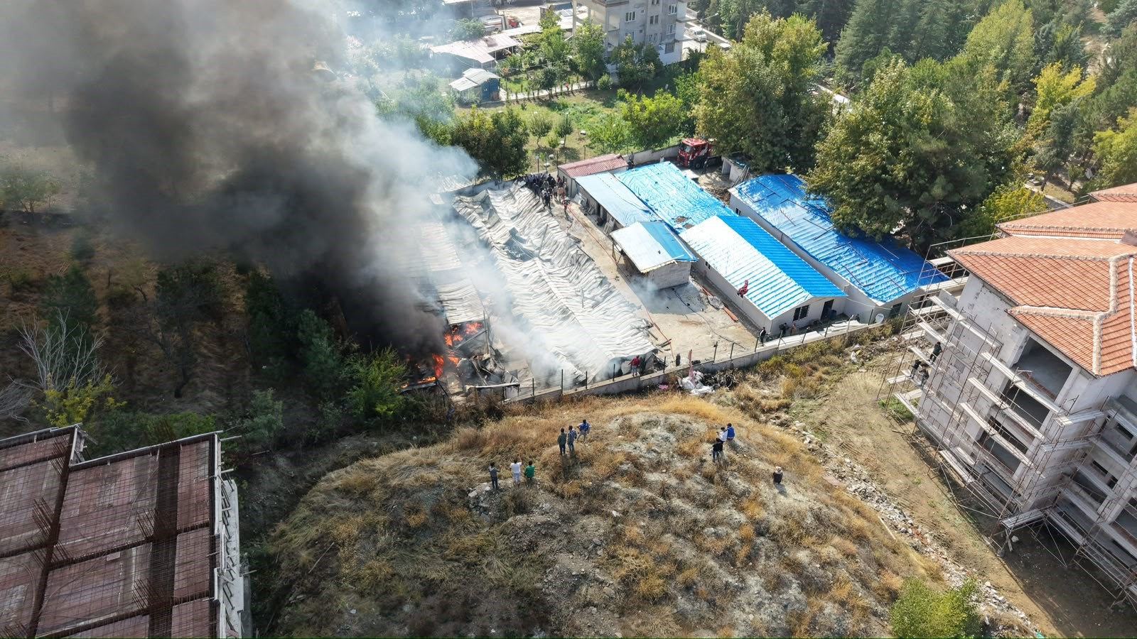 Malatya'da şantiye alanında yangın. İşçilerin kaldığı 30 konteyner yandı