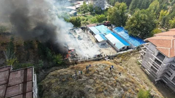 Malatya'da şantiye alanında yangın. İşçilerin kaldığı 30 konteyner yandı