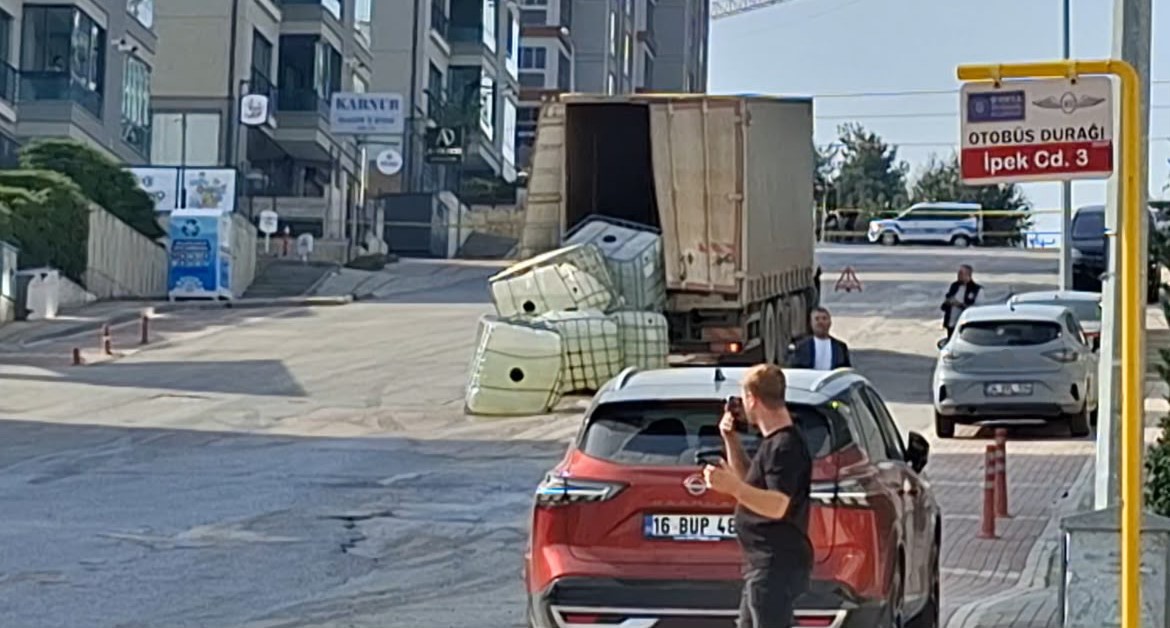 Kimyasal yüklü araçtan yola sülfürik asit döküldü. Cadde trafiğe kapatıldı