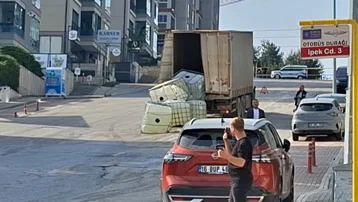 Kimyasal yüklü araçtan yola sülfürik asit döküldü. Cadde trafiğe kapatıldı