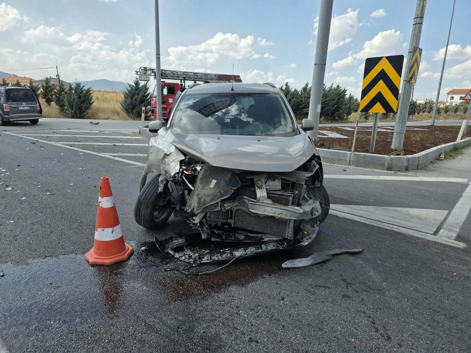 Afyonkarahisar'da iki hafif ticari aracın çarpıştığı kazada 1 kişi öldü, 6 kişi yaralandı