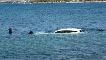 El frenini çekmeyi unuttu, otomobili denize uçtu