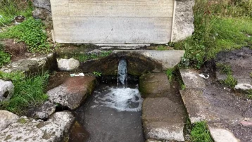 Halk arasında sodalı su deniyor. Yer altında fışkırıyor