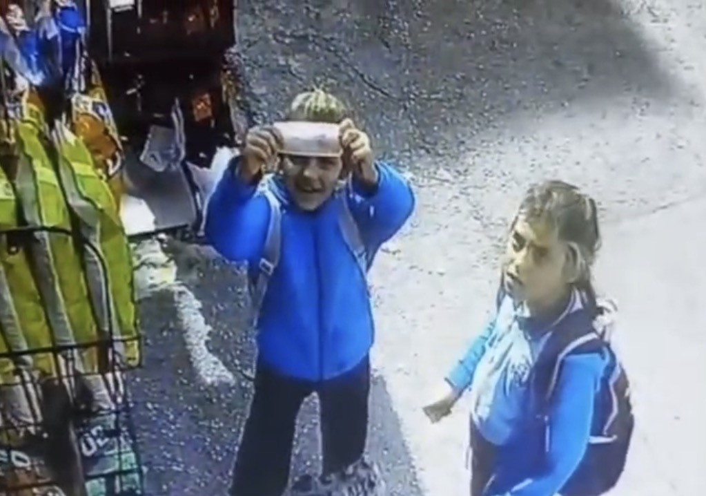 İki öğrenci kardeş, meyve suyu parasını kameraya gösterip bıraktı