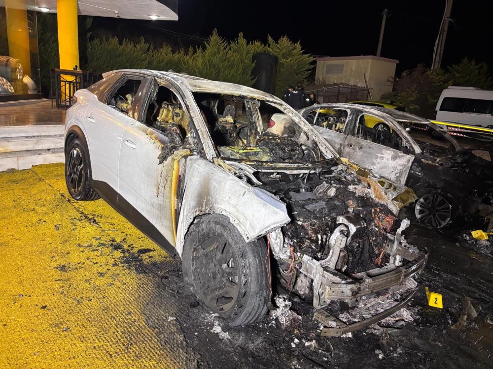 Kuşadası'nda otomobil galerisi kundaklandı