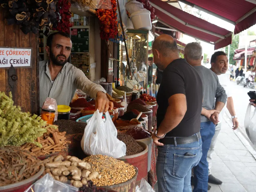 Gaziantep'te kış aylarının gelmesiyle birlikte vatandaşlar bağışıklık için aktarlara akın etti