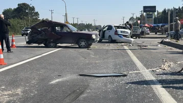 Sakarya'da iki otomobil çarpıştı: 3 yaralı