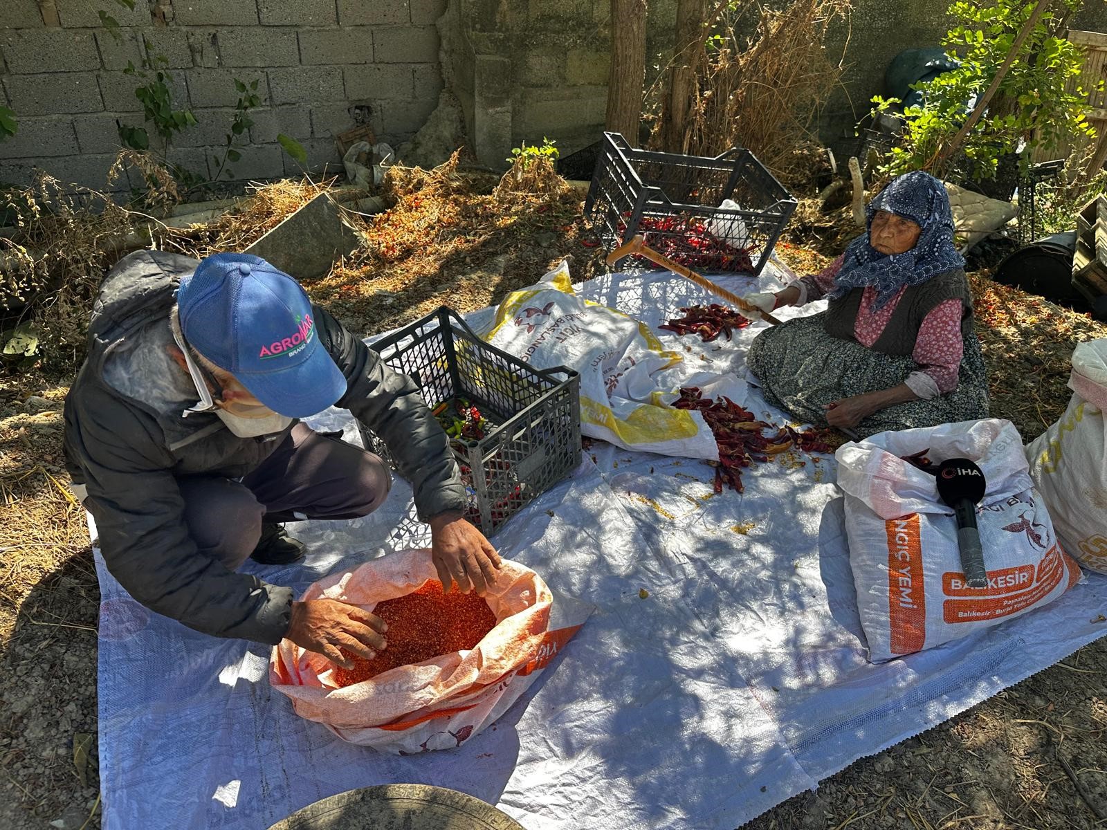 En büyük destekçisi 90 yaşındaki annesi. "Gözlerimi ve ciğerimi yakıyor ama oğluma helal olsun"