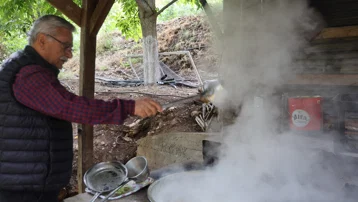 Bin 200 rakımda asırlık gelenek. Meşe külüyle hazırlanıyor, yaprakları kaşık gibi kullanılıyor