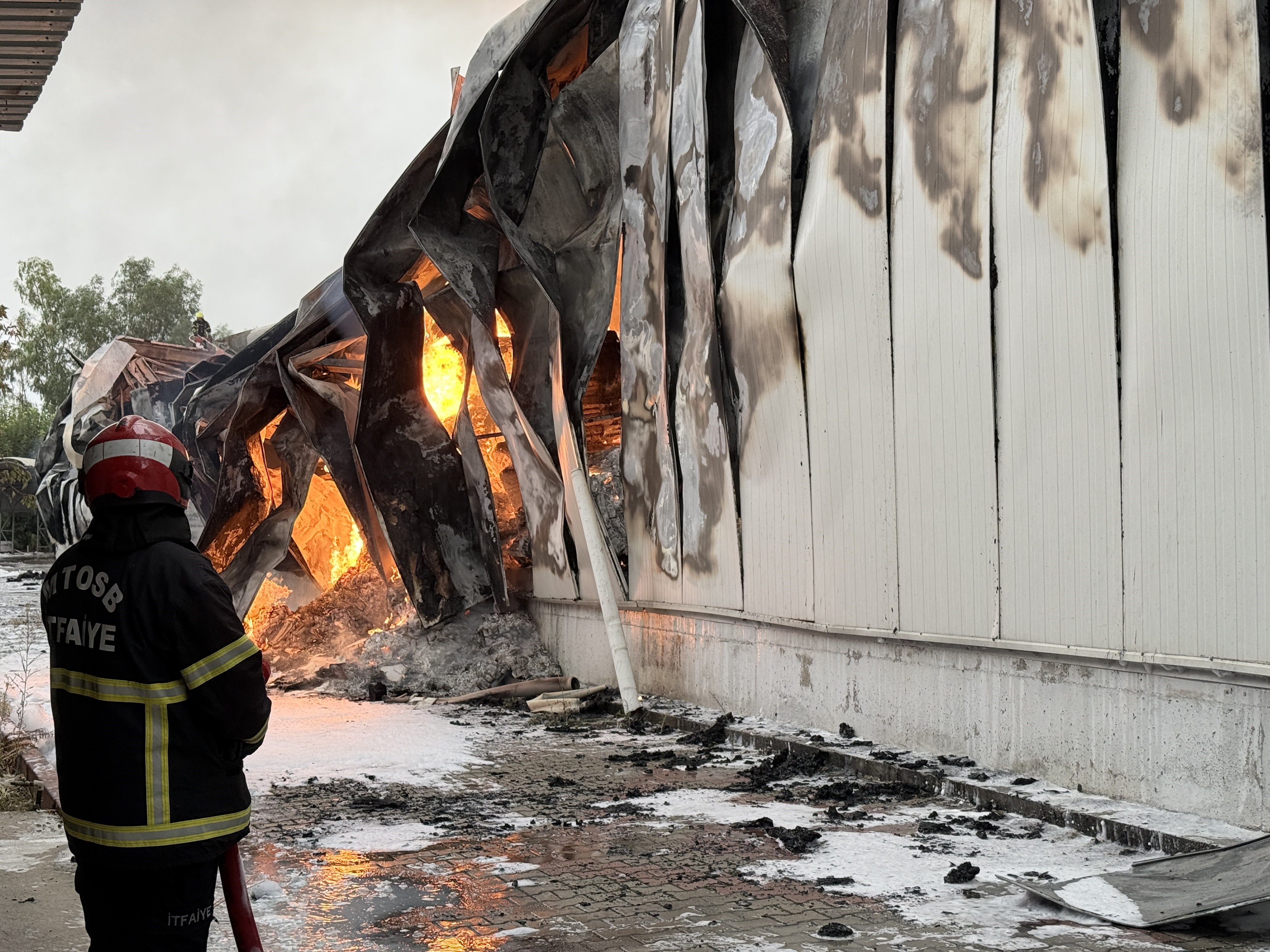 Mersin'de tütün fabrikasında yangın: Alevler 3 depoya yayıldı