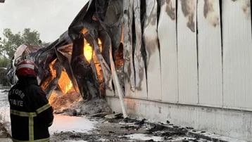 Mersin'de tütün fabrikasında yangın: Alevler 3 depoya yayıldı