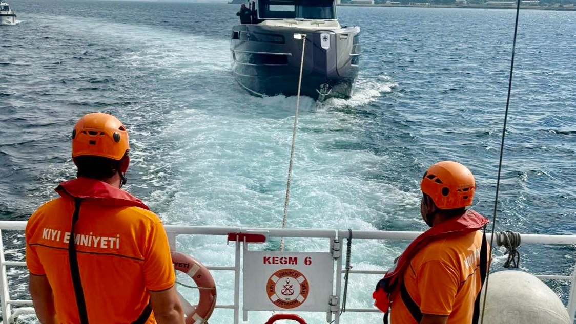 Çanakkale Boğazı'nda sürüklenen tekne kurtarıldı
