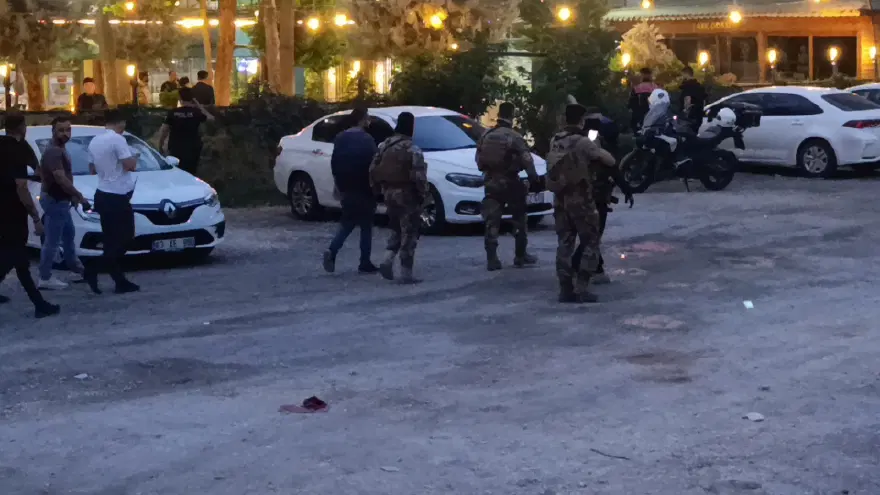 Şanlıurfa’da hakkında yaralama kararı bulunan bir kişi, rezidans dairesine düzenlenen polis operasyonu sırasında silahla