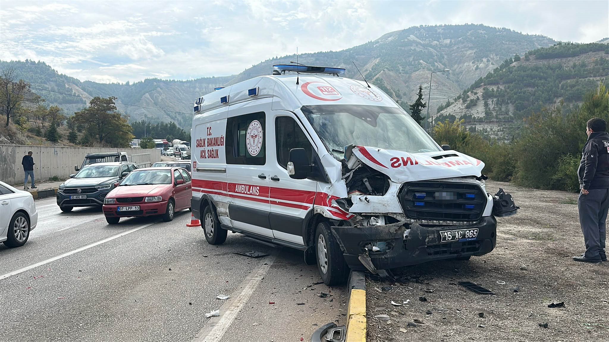 Yolda kayan ambulans kırmızı ışıkta bekleyen araçlara çarptı. 7 yaralı