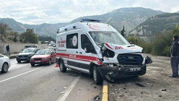 Yolda kayan ambulans kırmızı ışıkta bekleyen araçlara çarptı. 7 yaralı